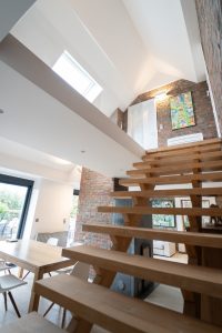 Garde-corps en verre avec vue sur l'escalier d'une maison