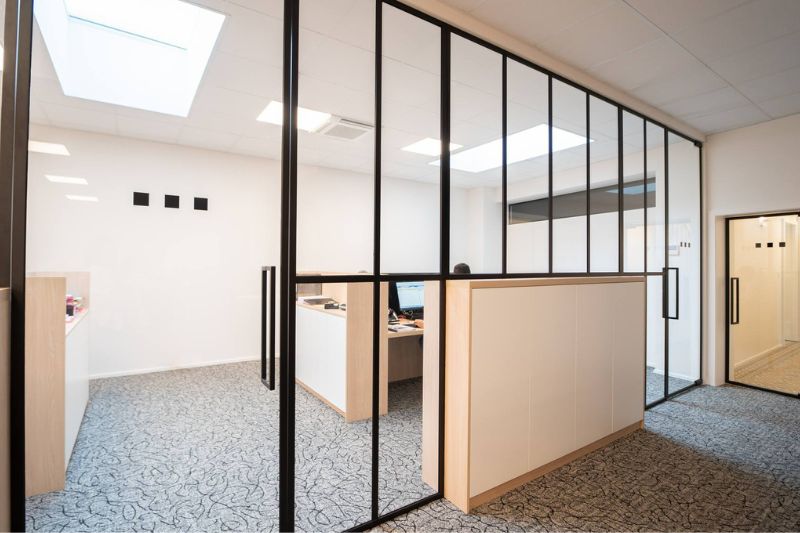 Parois en verre chez les notaires Laguesse et Stockart