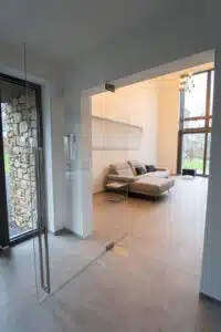 Porte en verre sur pivot : réalisation par Couard
