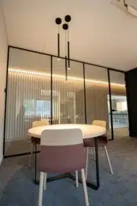 Portes Steel Look dans une salle de réunion à Plastiqual Chaineux par une vitrerie à liège