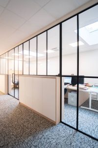 Réalisation de porte Steel Look et parois en verre par une vitrerie à Verviers
