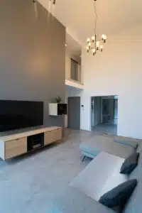 Vue du salon, réalisation de porte en verre sur pivot